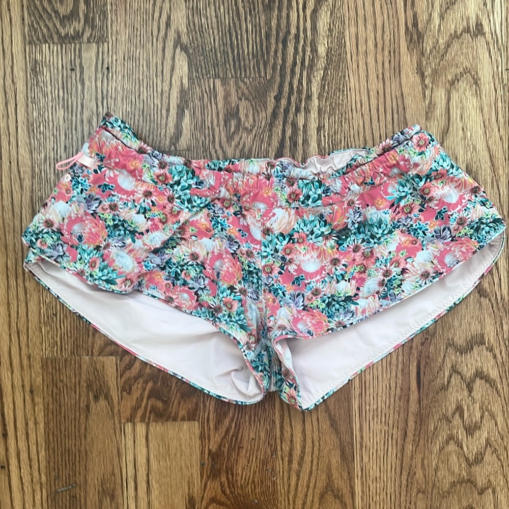 Lululemon Shanti Surf Short in Flowabunga - RARE! 🌸
